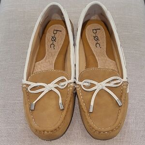b.o.c. Women's Tan and White Loafers